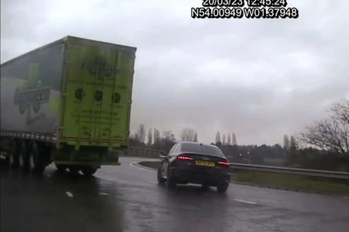 Lái xe bỏ chạy cảnh sát với vận tốc kinh hoàng 233km/h