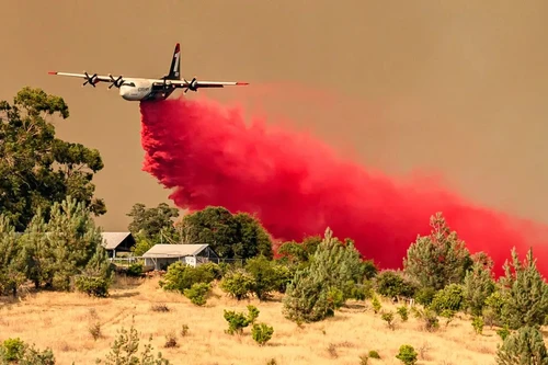 Cháy rừng lan rộng tại Mỹ, hàng chục nghìn người phải sơ tán