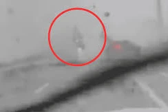 Khoảnh khắc ô tô bị lật giữa không trung trong bão lớn tại Mỹ