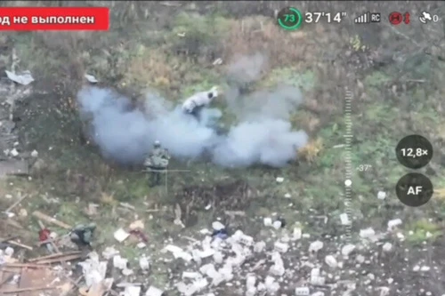 Suýt giẫm phải mìn sát thương, 2 binh sĩ Nga thoát chết trong gang tấc