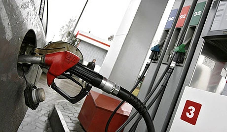 Dùng máy hút bụi… trộm tiền trạm xăng