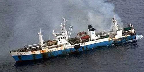 Tàu cá Trung Quốc đánh bắt tận Nam Cực, bốc cháy nghi ngút