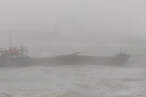 Tàu vỡ đôi khi bão lớn đổ bộ Thổ Nhĩ Kỳ