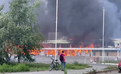 Trung tâm mua sắm ở Donetsk bốc cháy dữ dội sau cuộc pháo kích