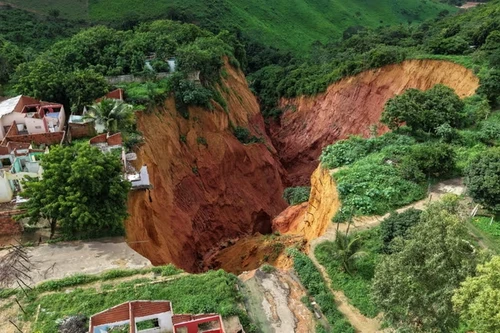 Thành phố ở Brazil ban bố tình trạng khẩn cấp sau khi xuất hiện những hố sụt lớn 