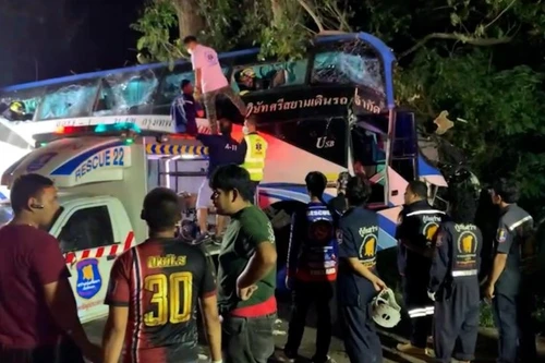 Xe khách lao vào cây khiến ít nhất 14 người thiệt mạng