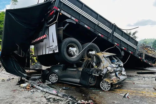 Xe buýt và xe tải va chạm trên cao tốc ở Brazil, ít nhất 38 người chết