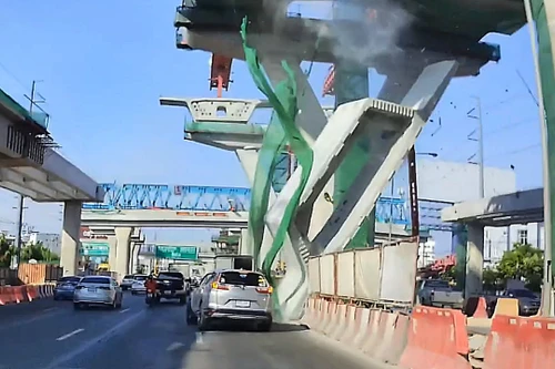 Khối bê tông đột nhiên rơi xuống đường, lái xe ô tô thoát chết trong gang tấc