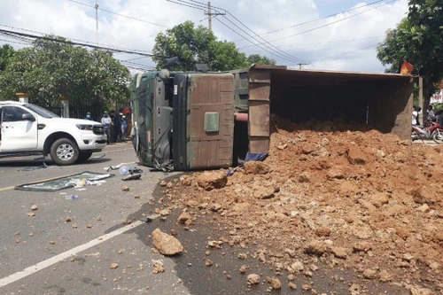 [Tin nhanh tối 15-11-2020] Tránh xe con, xe ben lật ngang đường gây tai nạn liên hoàn