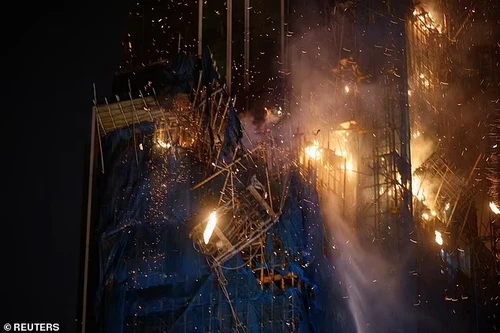 Tòa tháp chọc trời ở Hồng Kông bốc cháy như bó đuốc khổng lồ