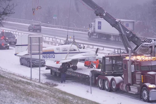 Máy bay hạ cánh khẩn cấp xuống tuyến đường phủ đầy tuyết ở Mỹ