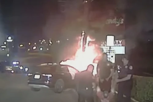 Cảnh sát giải cứu hành khách bất tỉnh trong chiếc ô tô đang cháy 