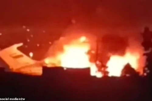 Máy bay quân sự Nga ‘chở hàng hóa bí ẩn’ bất ngờ bốc cháy dữ dội trên đường băng