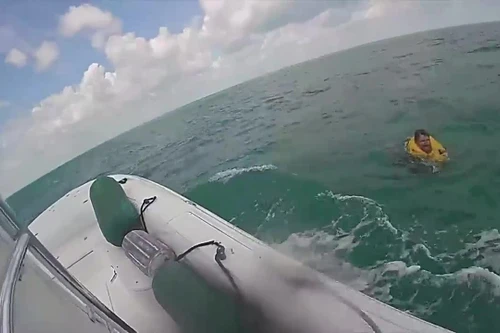 Phi công Mỹ được giải cứu sau gần 2 giờ lênh đênh trên biển