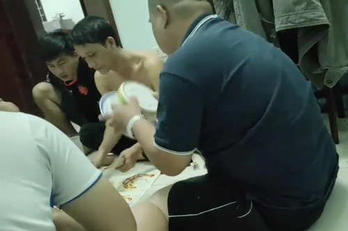 [Tin nhanh sáng 25-5-2021] Điều tra clip cán bộ xã chơi “xóc bầu cua” ăn tiền tại trụ sở