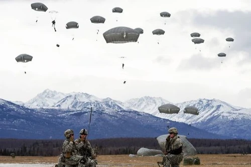 Lực lượng Phòng vệ Nhật Bản diễn tập nhảy dù bảo vệ đảo xa