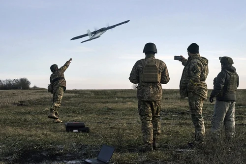 Ukraine tập kích UAV vào căn cứ không quân Nga trong đêm