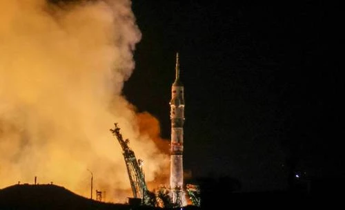 Cận cảnh vụ phóng tàu vũ trụ của Nga đưa phi hành gia Mỹ lên ISS