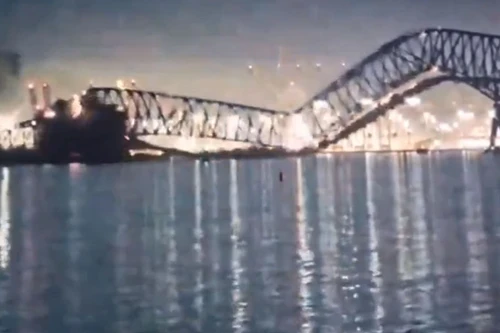 Tàu container đâm sập cầu, nhiều người và phương tiện rơi xuống sông