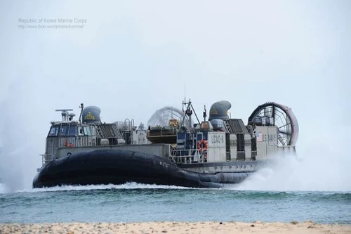 Triều Tiên điều tàu đổ bộ tới gần vùng biển Hàn Quốc