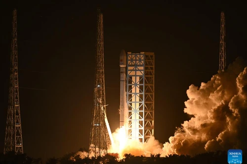 Cận cảnh vụ phóng tên lửa đẩy Trường Chinh-12 của Trung Quốc