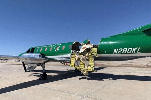 Mỹ: Máy bay gần như đứt đôi sau cú va chạm giữa không trung