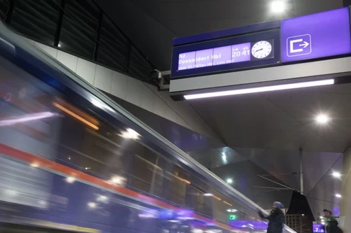 Nam hành khách đu bám bên ngoài toa tàu cao tốc vì lỡ chuyến