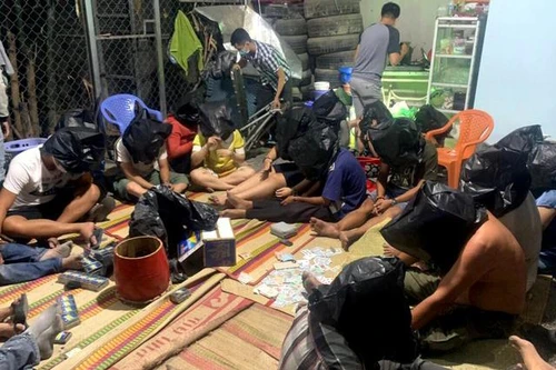 [Tin nhanh tối 11-2-2021] Đột kích sòng bạc “núp bóng” bãi giữ xe, phục vụ con bạc dịp Tết