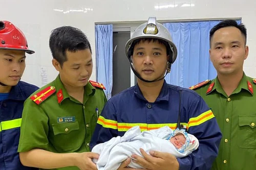 [Tin nhanh sáng 19-8-2020] Giải cứu thành công trẻ sơ sinh bị bỏ rơi giữa 2 khe tường rất hẹp