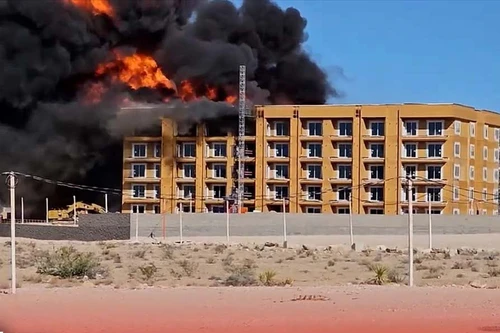 Chung cư đang xây dựng bốc cháy như ngọn đuốc khổng lồ