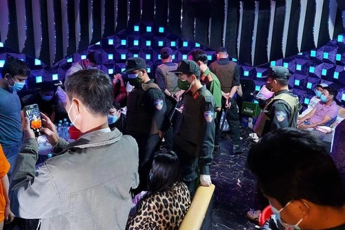 [Tin nhanh sáng 22-12-2021] Hơn 20 người dương tính ma túy ‘bay lắc’ cùng F0