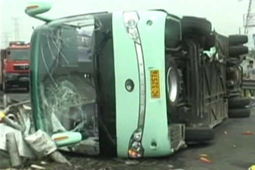Xe tải đâm xe khách trên cao tốc, 11 người chết 