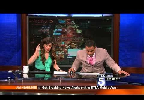 Động đất, biên tập viên sợ hãi chui tọt xuống gầm bàn