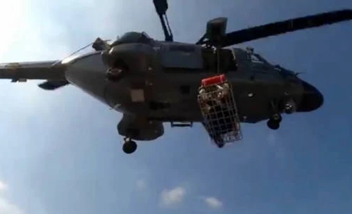 Trực thăng Hải quân Ấn Độ sơ tán 1 bệnh nhân trên tàu treo cờ Pháp