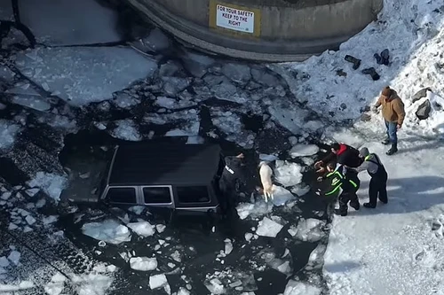 Rơi xuống hồ băng, ông lão 83 tuổi được cứu sống