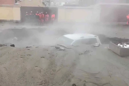 Ô tô chở trẻ em bất ngờ rơi xuống 'hố tử thần' chứa đầy nước nóng