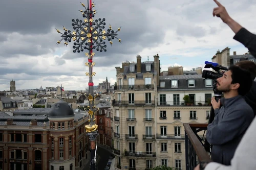 Dựng lại thánh giá cao 12m trên nóc nhà thờ Đức Bà Paris ở Pháp