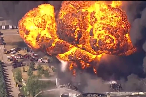 Nổ nhà máy hóa chất ở Mỹ, nhiều người dân phải sơ tán