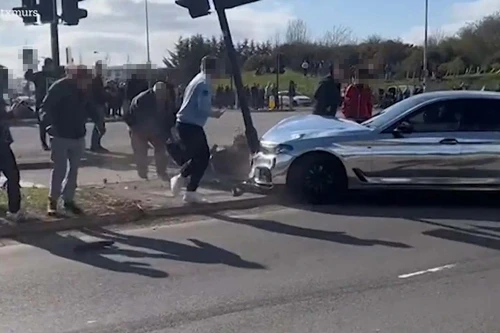 Khoảnh khắc xe BMW mất kiểm soát, lao vào đám đông