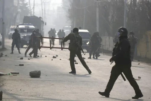 Phiến quân phục kích, nã đạn vào xe chở cảnh sát Ấn Độ