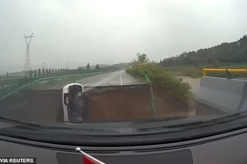 Cầu sập khiến ôtô đâm xuống hố sâu 