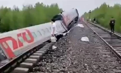 Đoàn tàu hỏa chở 215 người bị trật khỏi đường ray ở Nga