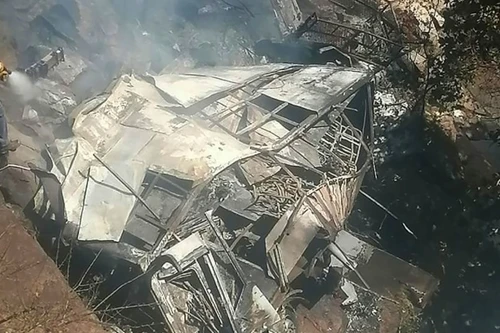 Xe buýt chở 46 người lao khỏi cầu, duy nhất đứa trẻ 8 tuổi sống sót