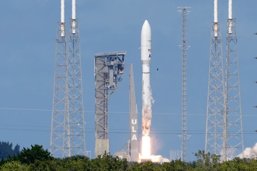 Xem Amazon phóng 2 vệ tinh đầu tiên vào không gian