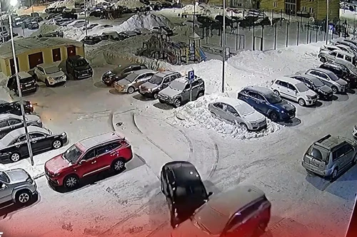 Đâm vào 7 ô tô đang đỗ trong đêm, cô gái xuống xe bỏ trốn