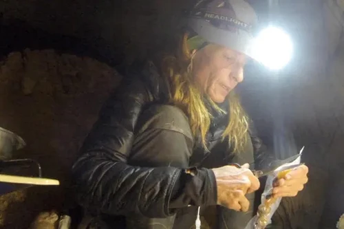 Khoảnh khắc người phụ nữ rời hang sâu 70m dưới lòng đất sau 500 ngày sống một mình