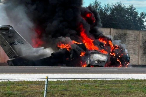 Máy bay rơi xuống đường cao tốc ở Mỹ, bốc cháy dữ dội