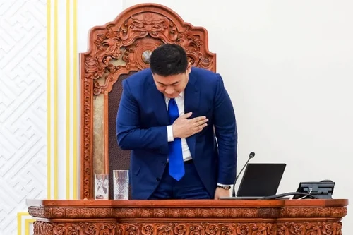 Thủ tướng Mông Cổ từ chức sau màn cầu hôn của con trai tại khu nghỉ dưỡng cao cấp