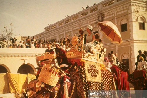 Hình ảnh hiếm về những chuyến công du nước ngoài của Nữ hoàng Anh Elizabeth II