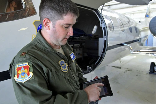 Phi công Mỹ dùng iPad thay cho bản đồ giấy